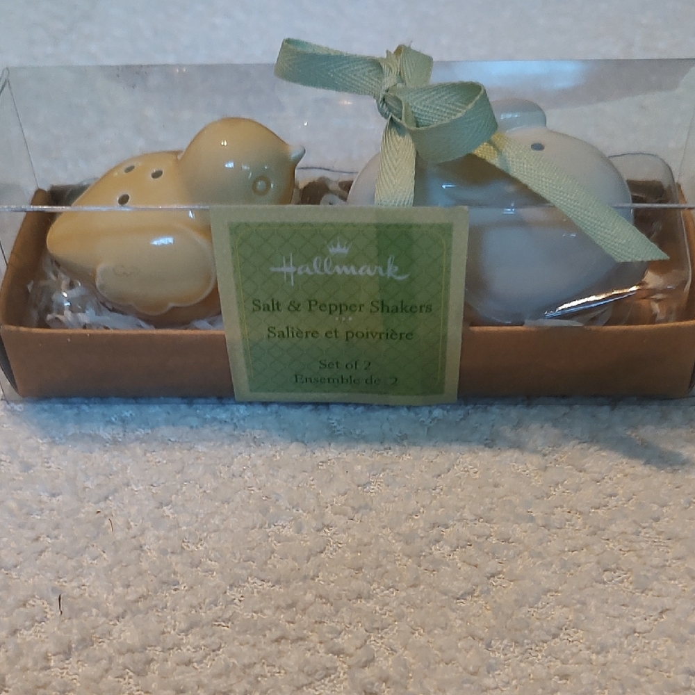 Hallmark Yellow and White Bath & Body Gift Set